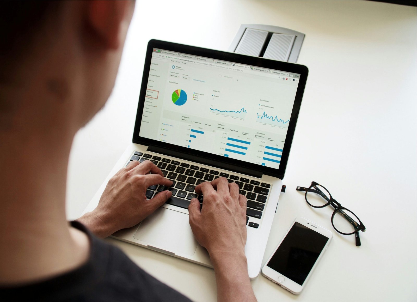 Fundamental Analysis vs. Technical Analysis: Which is Better for Investors?